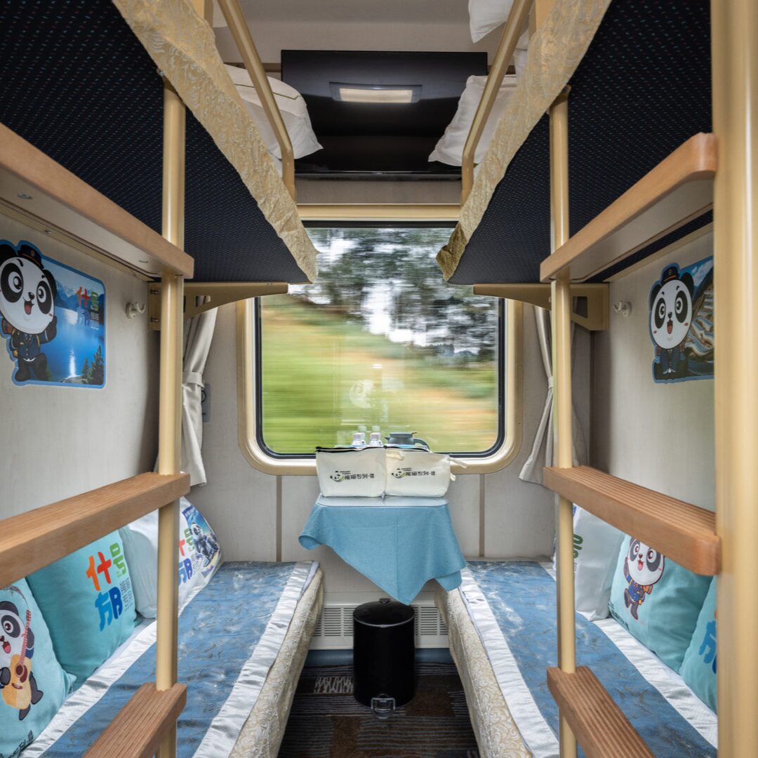 Fixed upper and lower berths in a Shifang compartment