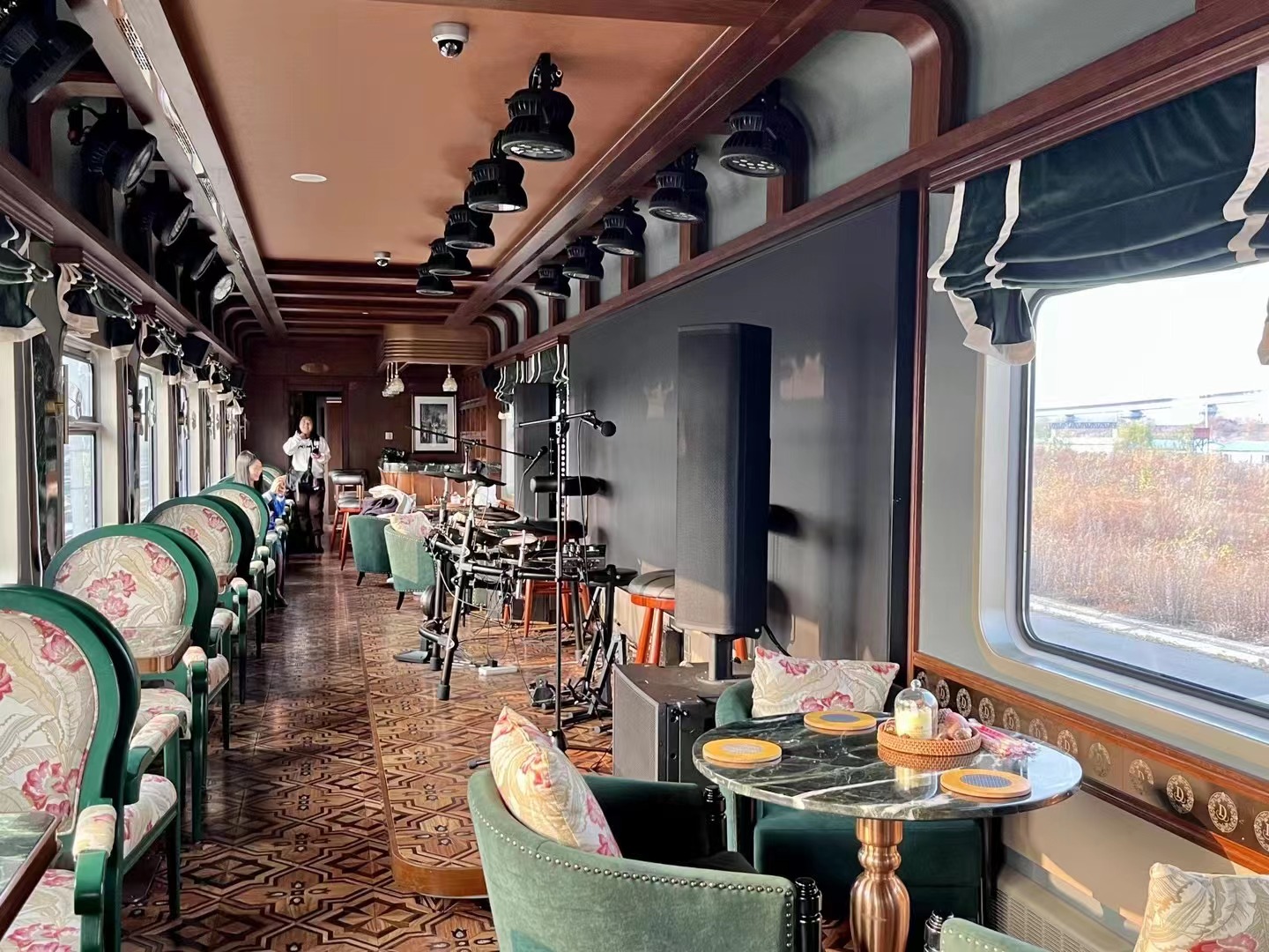 Jazz bar carriage aboard Lindu Express