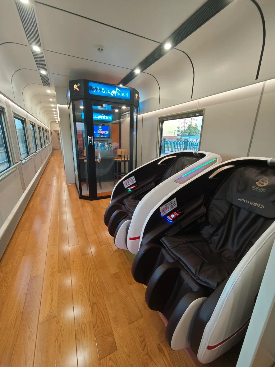 Relaxation carriage aboard the Snow Country Train